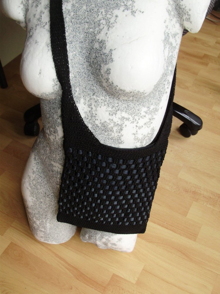 Umhängetasche schwarz Häkel mit Satinbändern wie neu