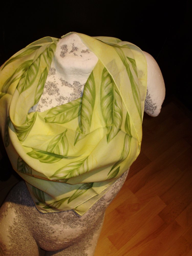 Tuch gelb längliche grüne Blätter Polyester sehr weich und zart NEU