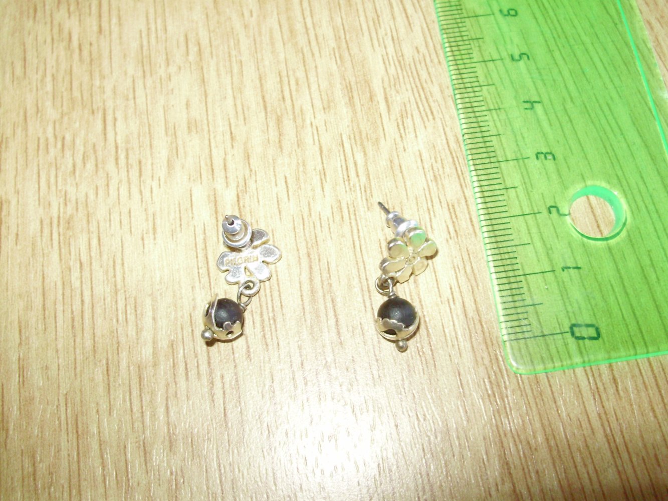 Pilgrim Ohrringe silbern Blüte 6 blättrig + schwarze Perle umhüllt