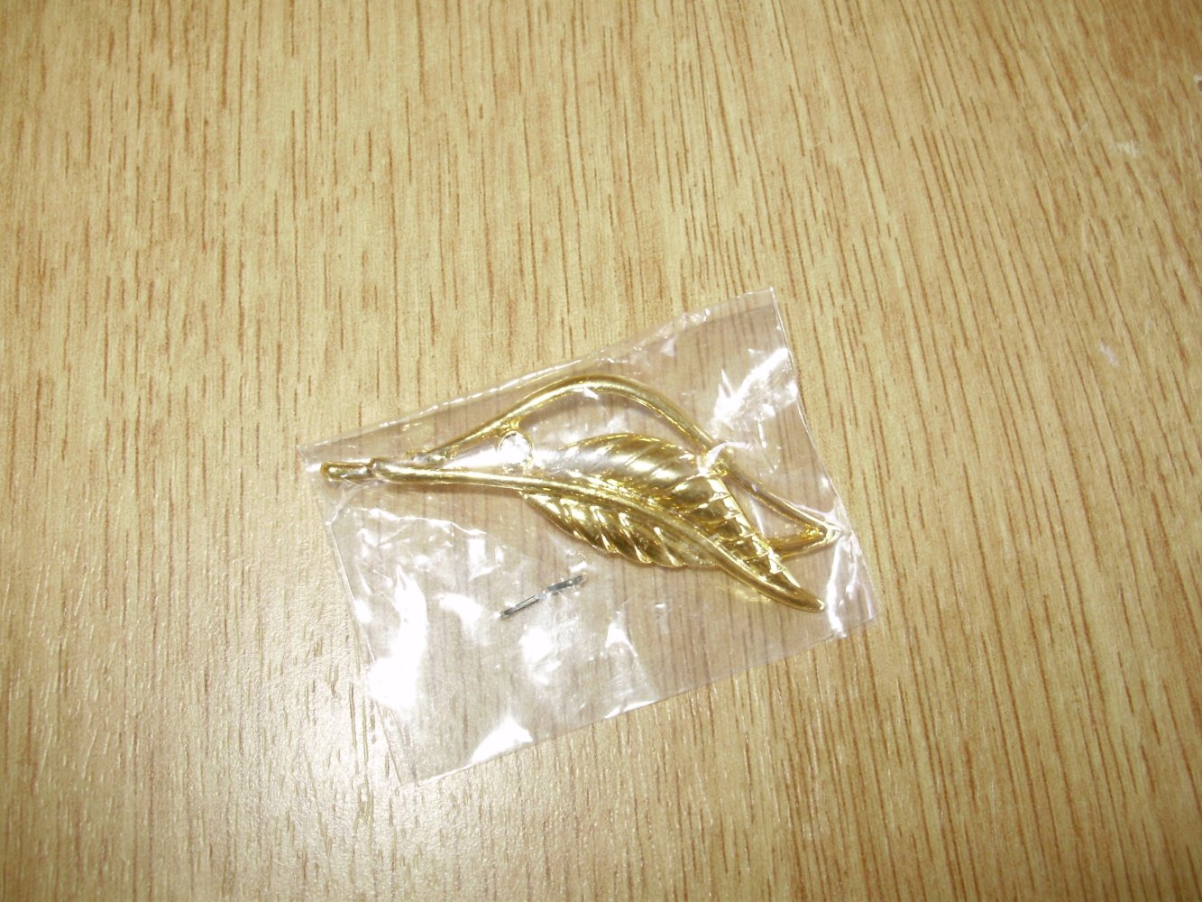 Sehr schöne Brosche goldfarben Blatt Feder NEU OVP