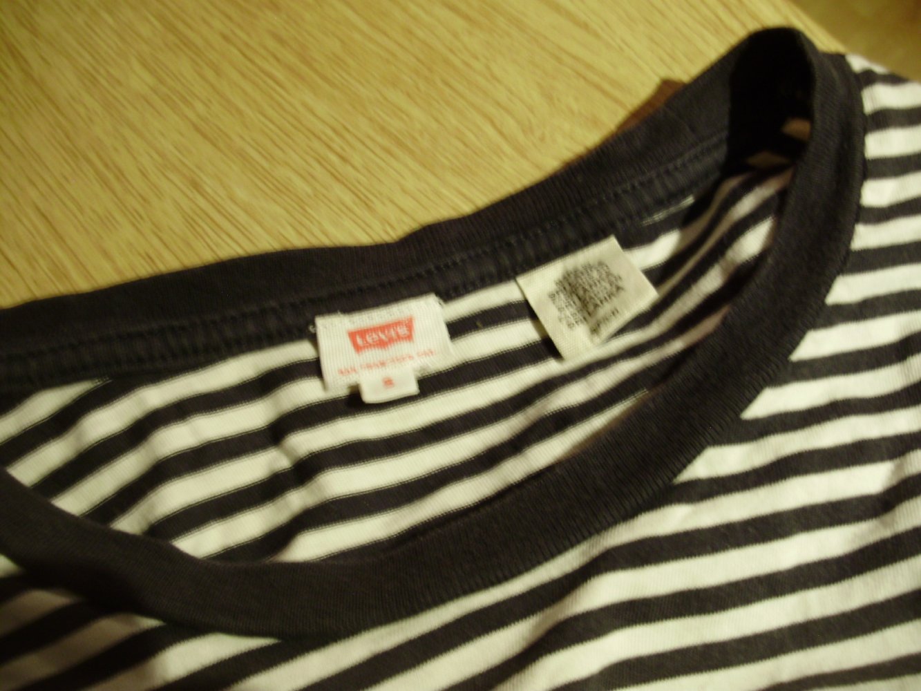 Levis Shirt schwarz weiß Streifen Tasche V-Ausschnitt S