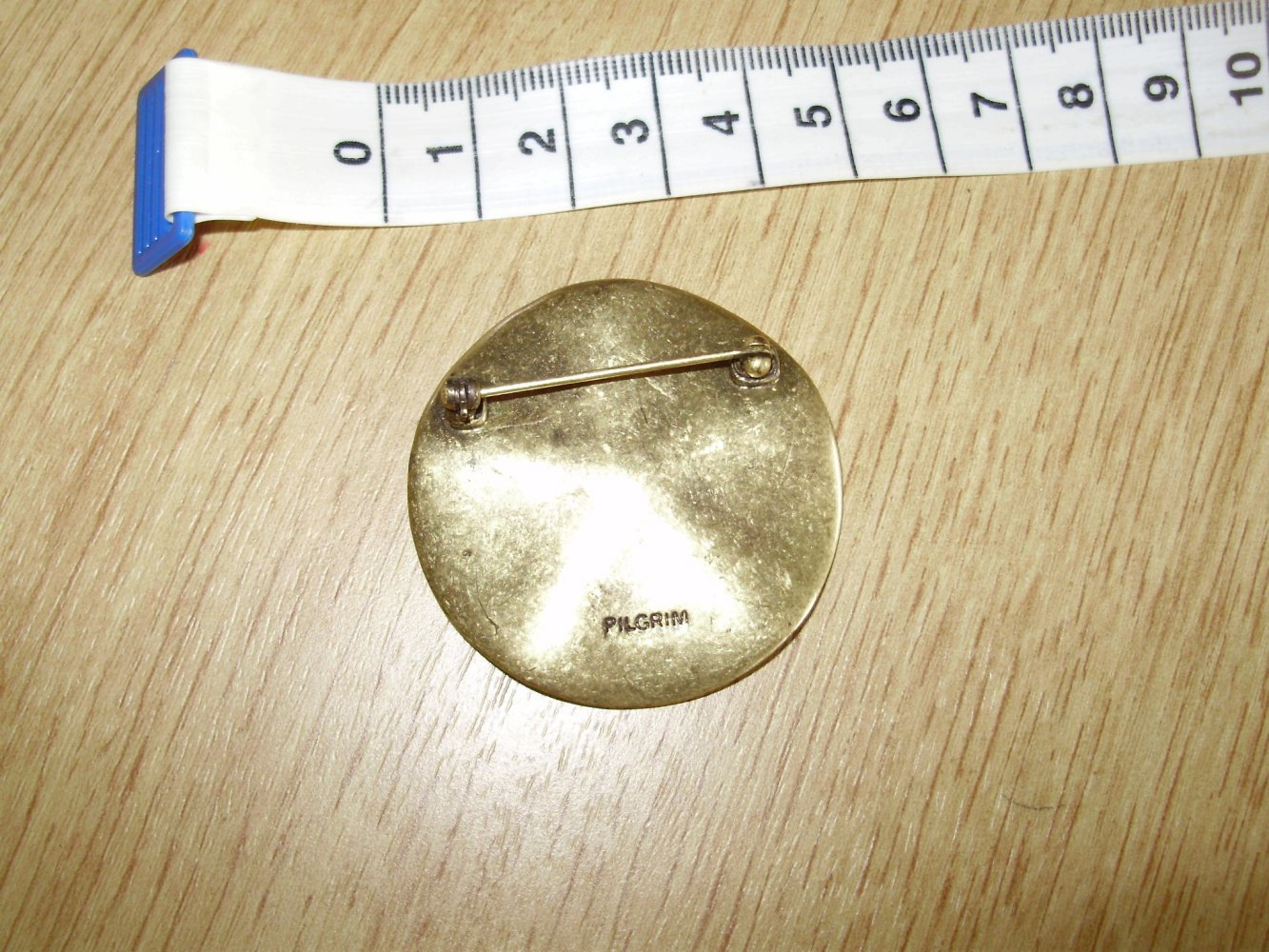 Pilgrim Brosche braun-schwarz rund wellig