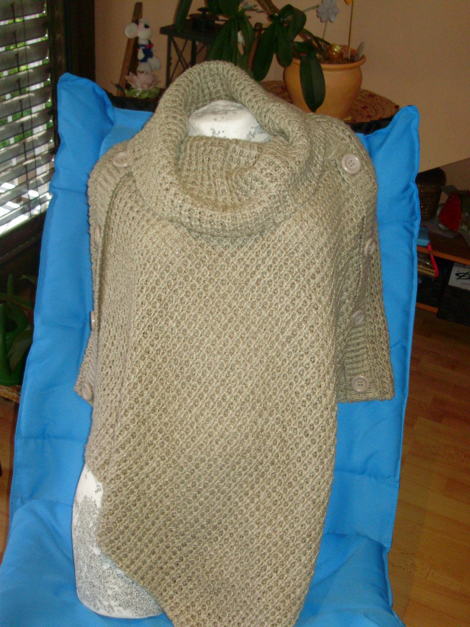 Poncho Strick ausgefallen hält warm wie neu beige S M one size