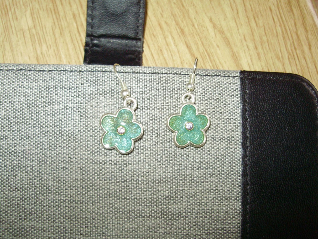 Pilgrim Ohrringe silbern Blume grün glitzernd wie neu