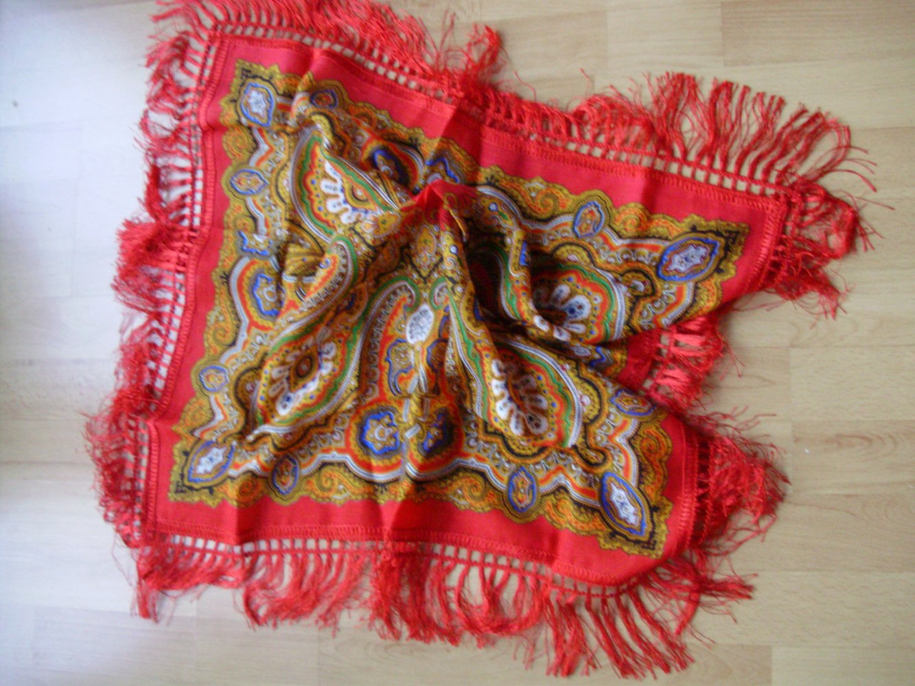 Wolltuch mit Fransen rot/ bunt Muster 64 x 69