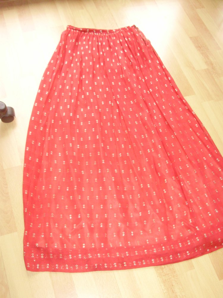 Abendrock lang leicht zart gefüttert rot/ gold bestickt S