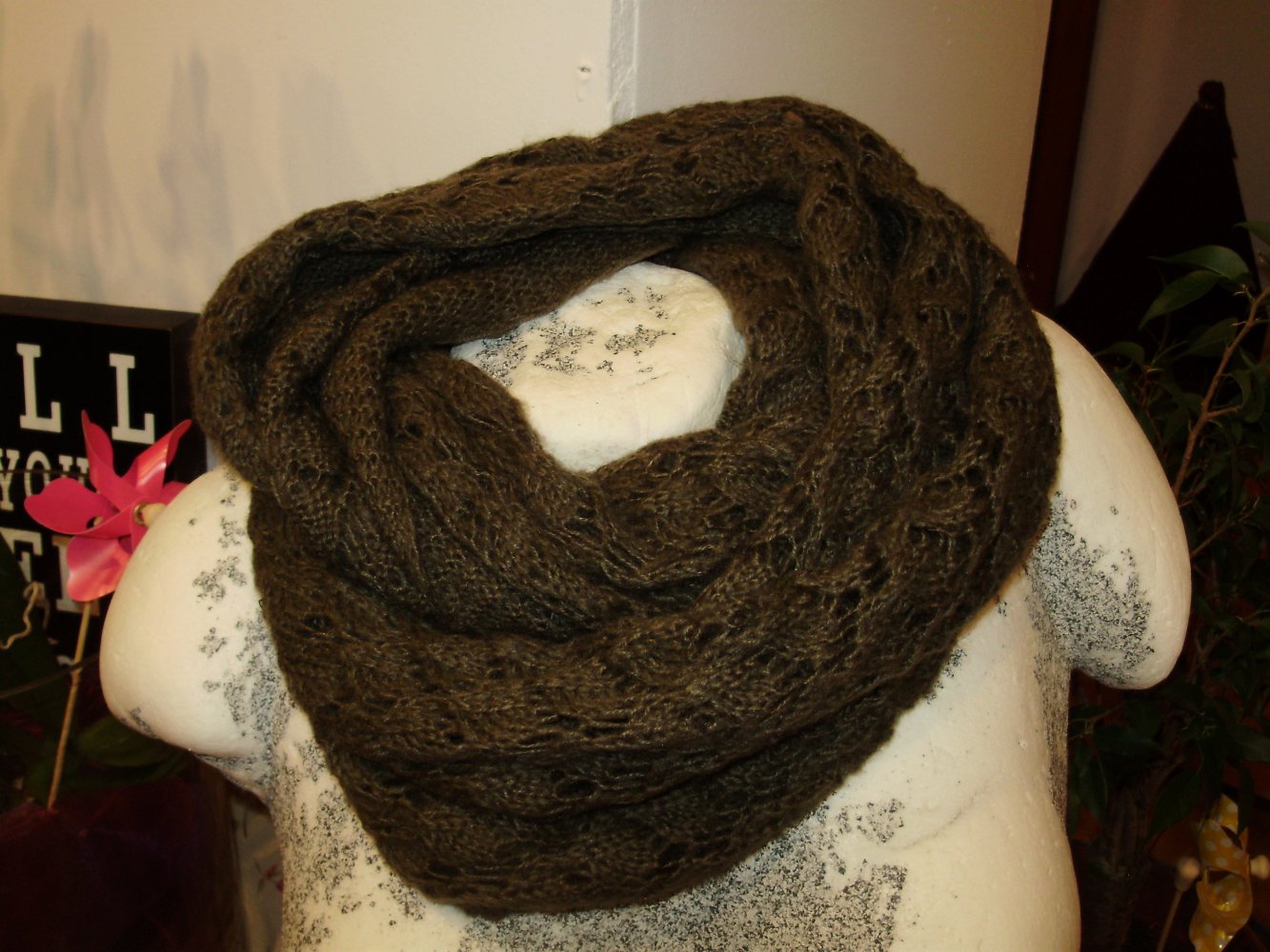 Schal Rundschal Loop khaki weich Häkel-Lochmuster