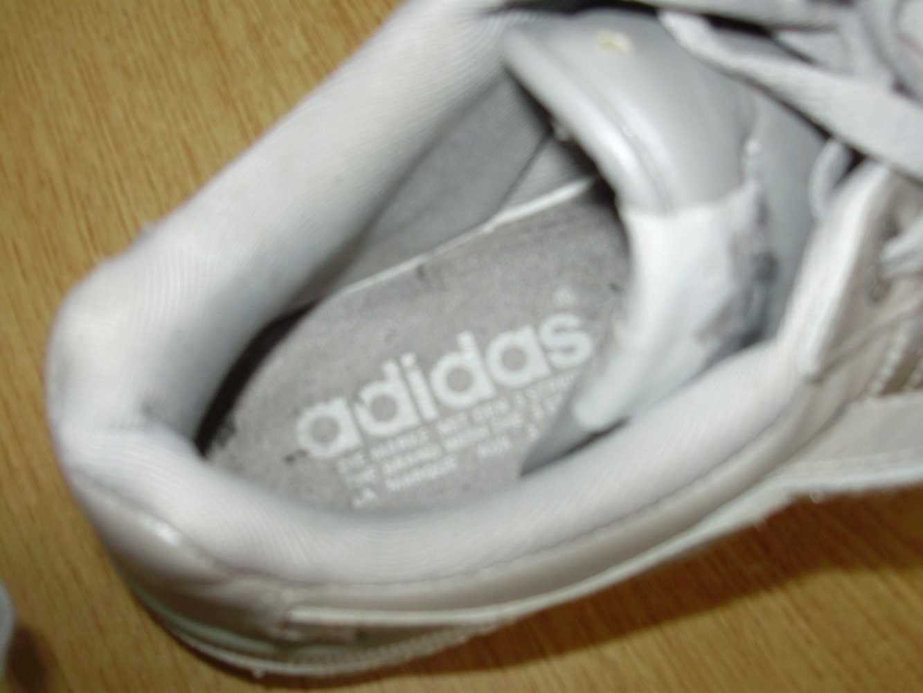 adidas Sneaker Sportschuhe silber weiße Sohle Gr 7,5 26 cm