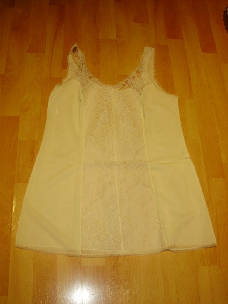 Neglige Unterkleid zartgelb Spitze breit Gr 46 NEU