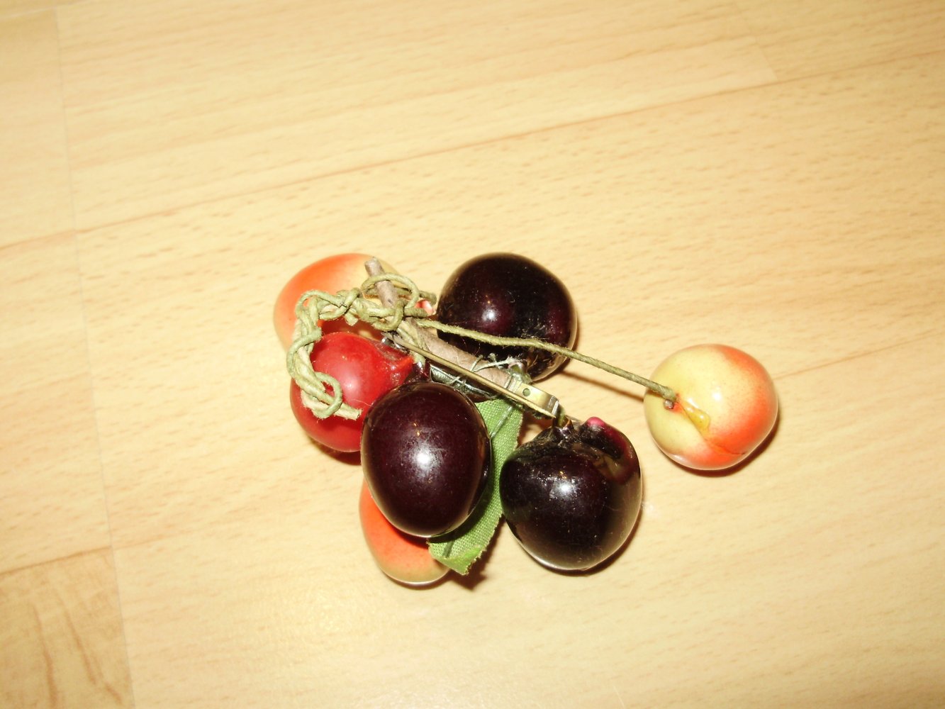 Vintage Brosche Beeren verschiedenfarbig 7 Beeren 60-er Jahre