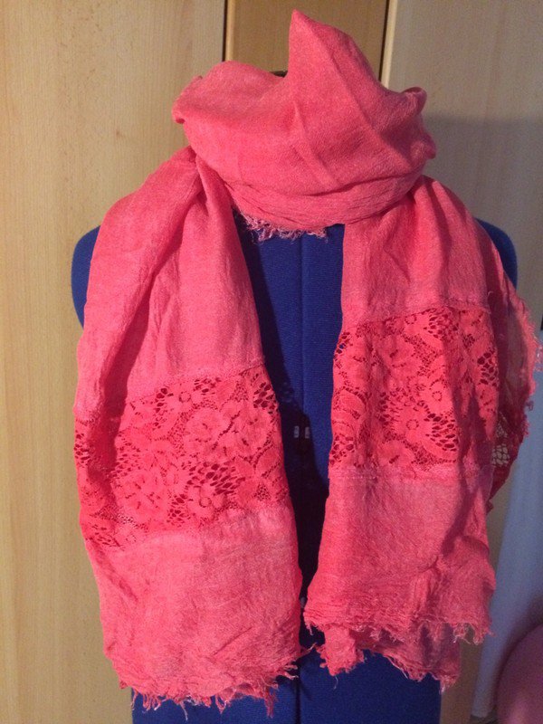Roter Schal mit Spitzenborte