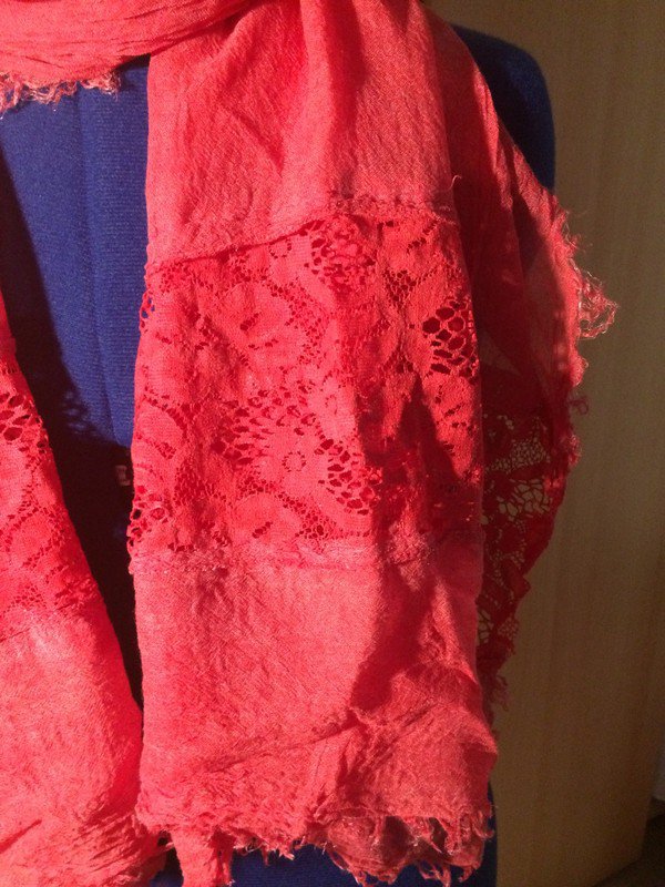 Roter Schal mit Spitzenborte