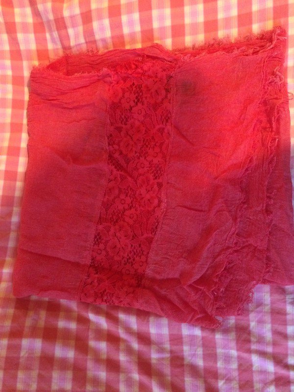 Roter Schal mit Spitzenborte