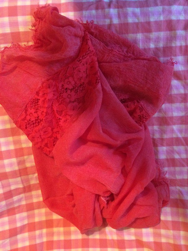 Roter Schal mit Spitzenborte