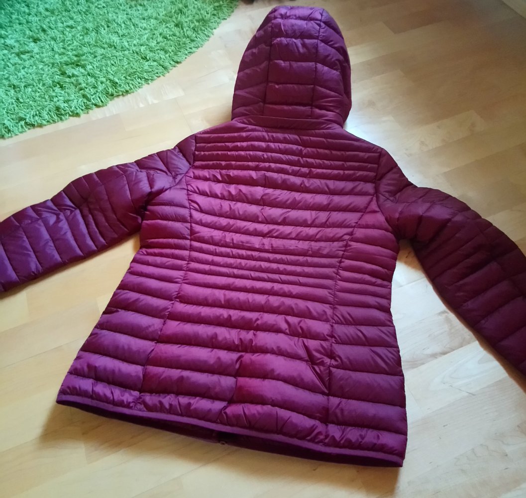 weinrote Daunenjacke