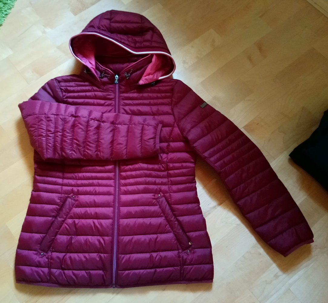 weinrote Daunenjacke