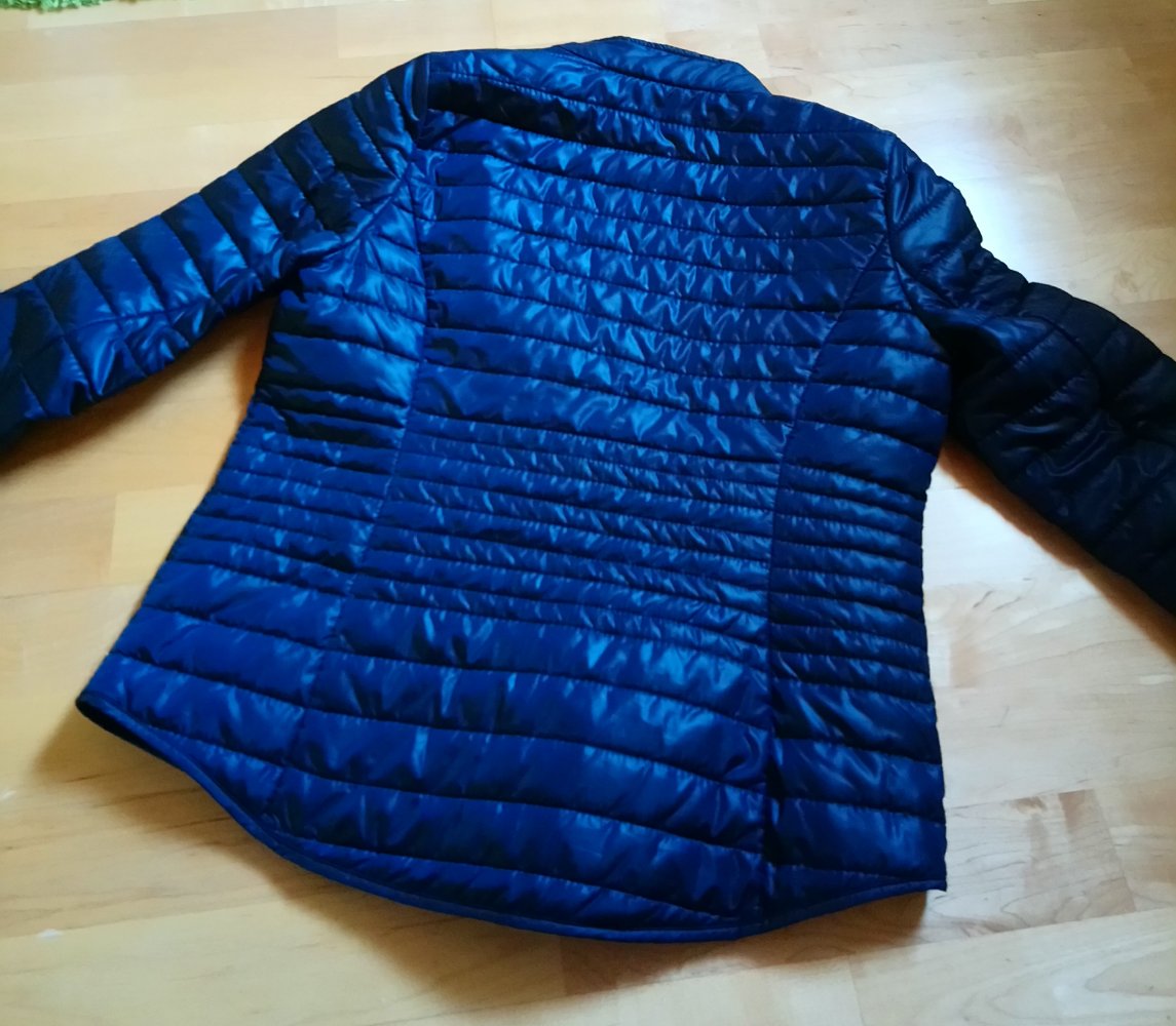 blaue Daunenjacke