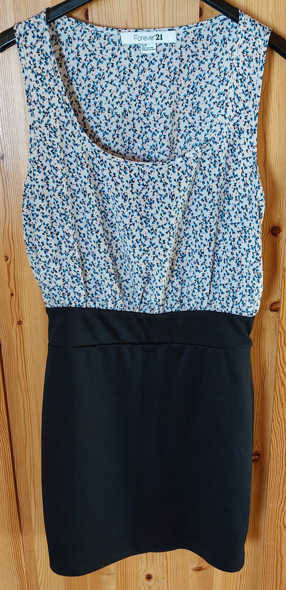 Kleid mit schönem bunten Muster 