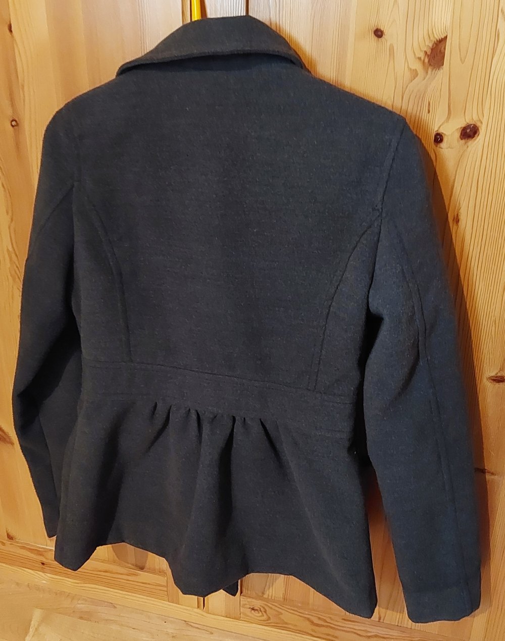 Grauer Mantel petite