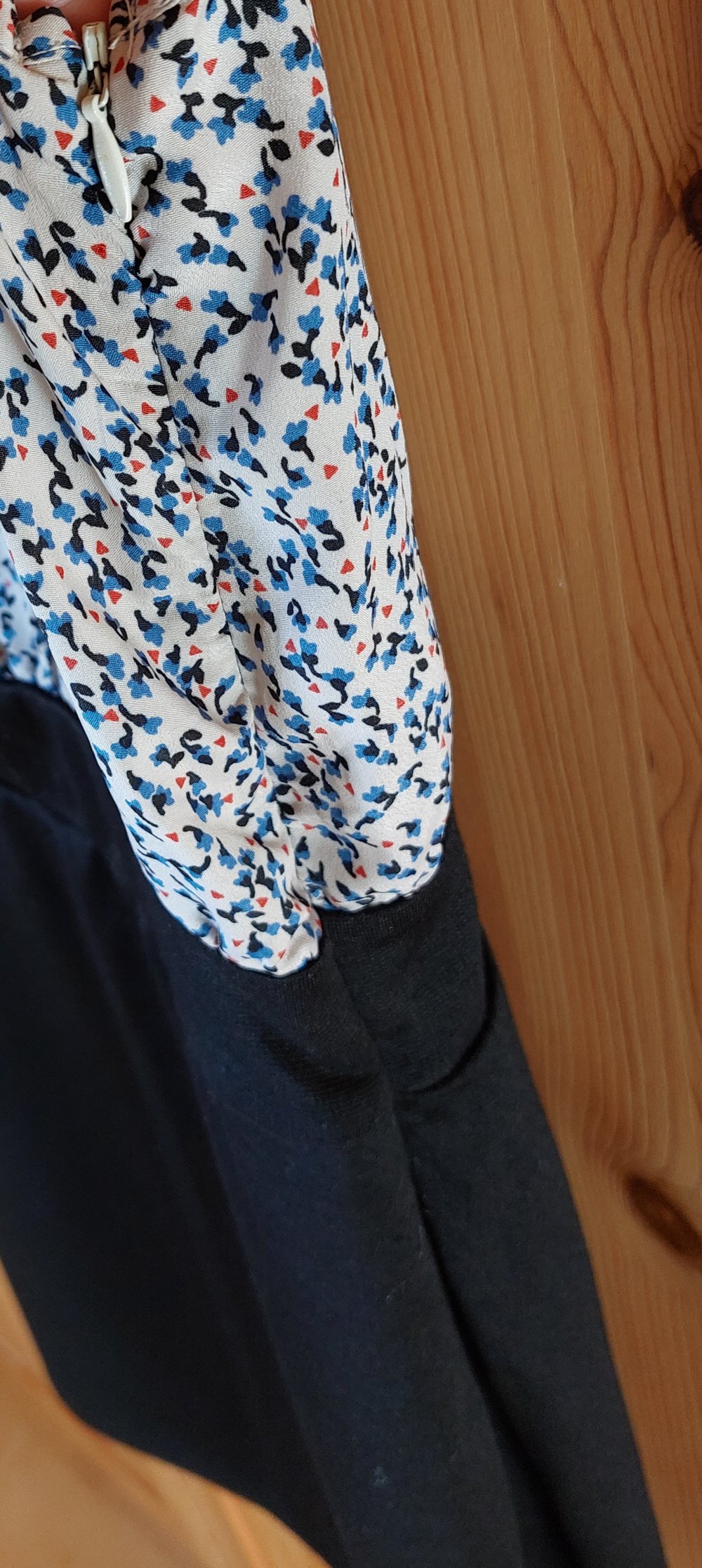 Kleid mit schönem bunten Muster 