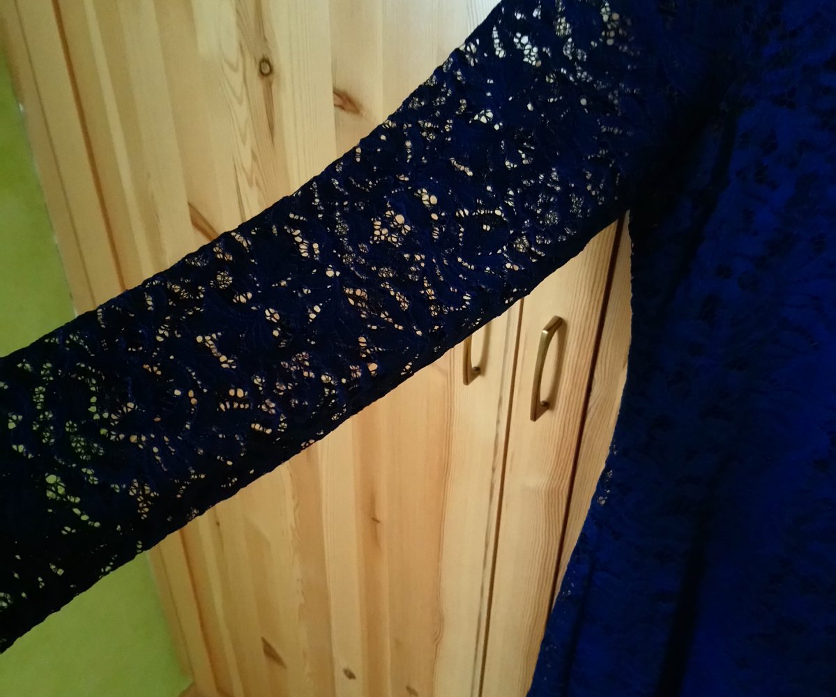 Blaues Spitzenkleid 