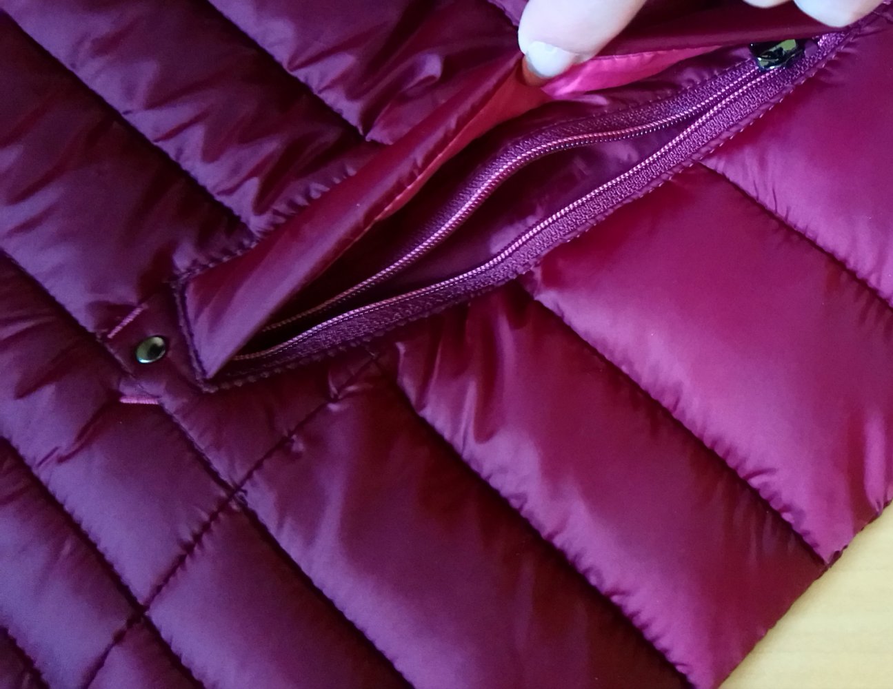 weinrote Daunenjacke