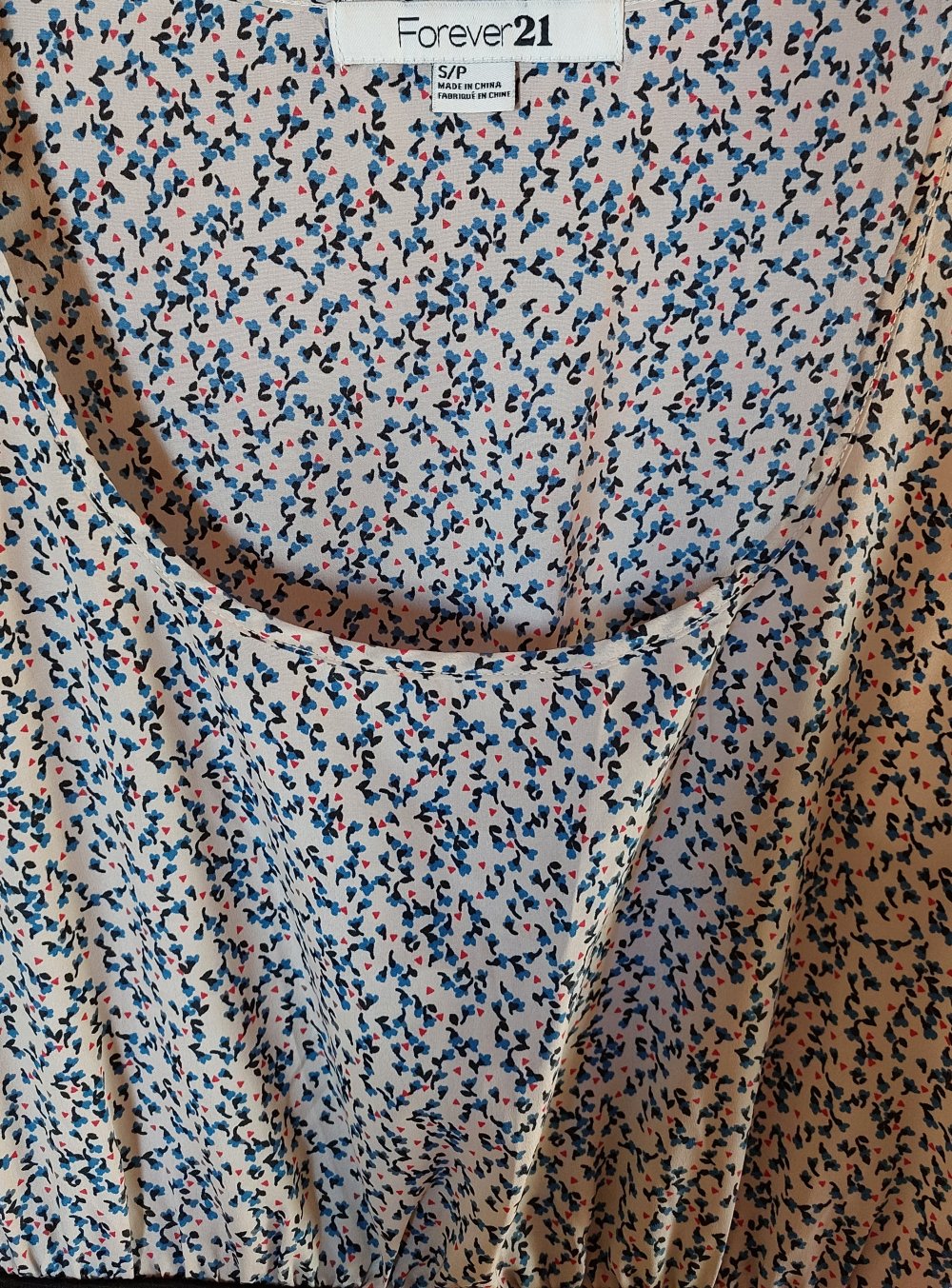 Kleid mit schönem bunten Muster 