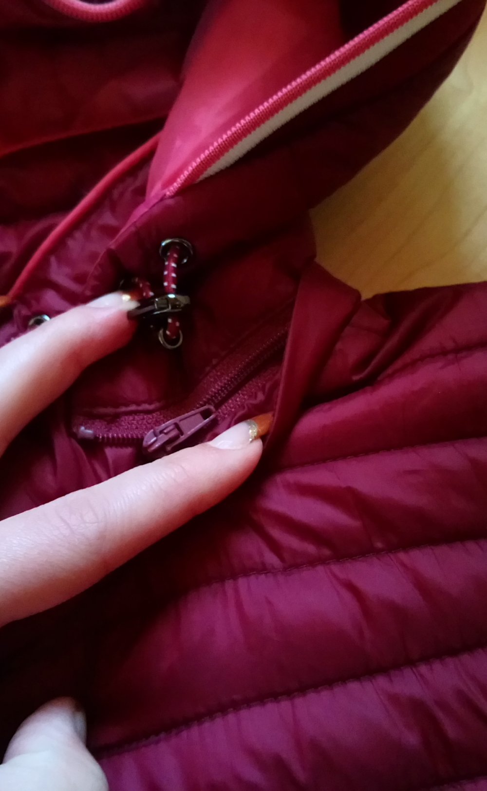 weinrote Daunenjacke