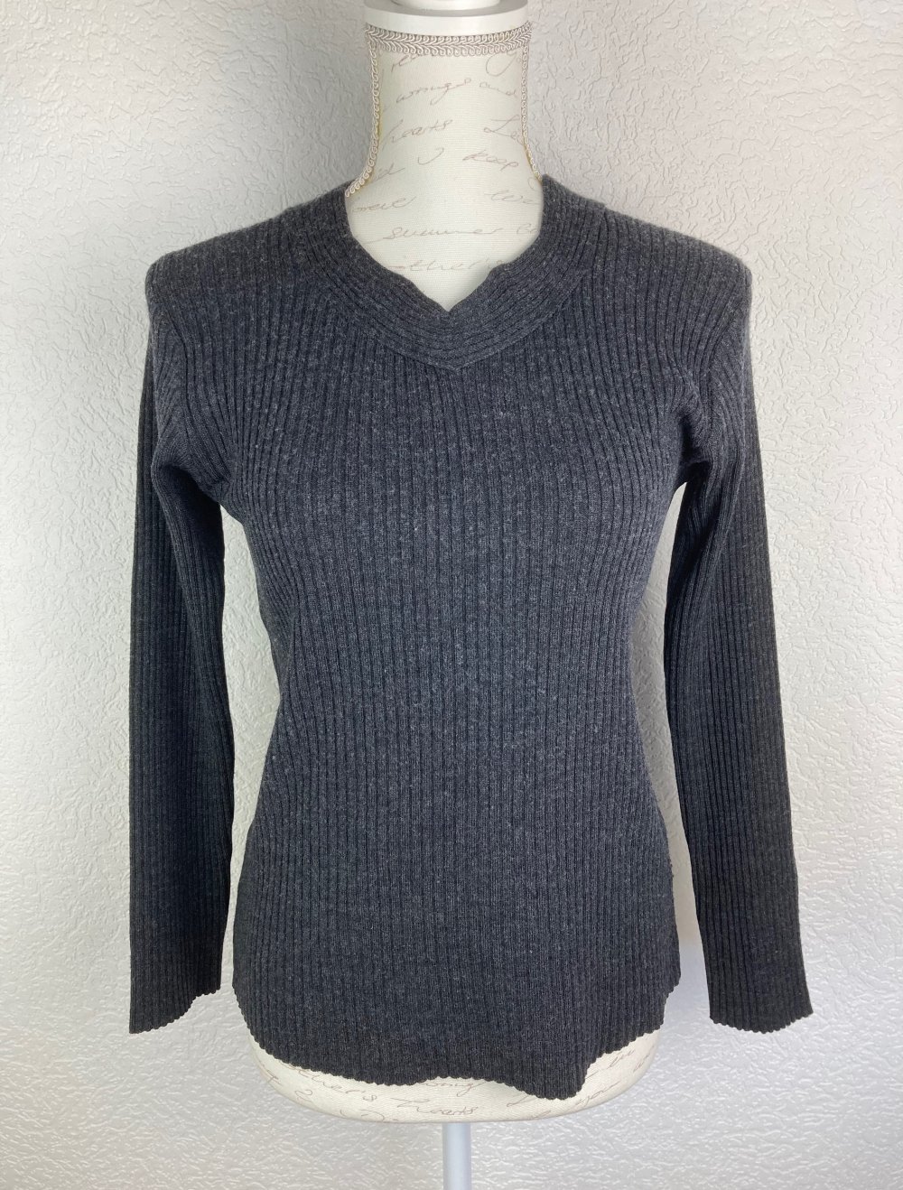 dunkelgrauer Pullover