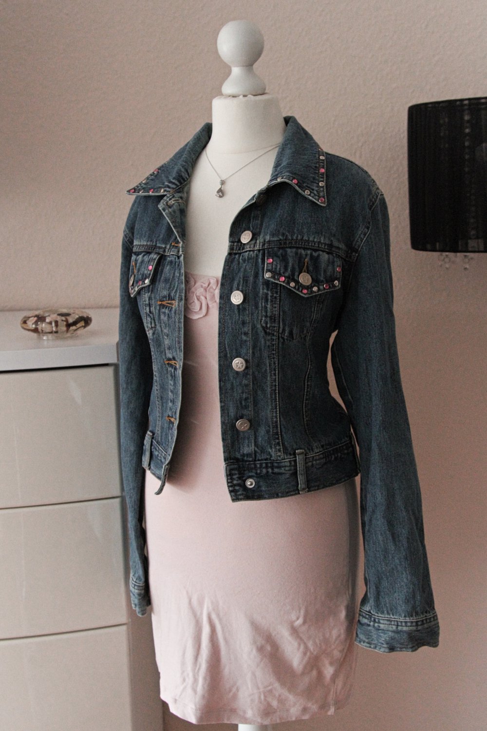 Jeansjacke mit Strasssteinchen / Strasssteinen in weiß und rosa 34 XS