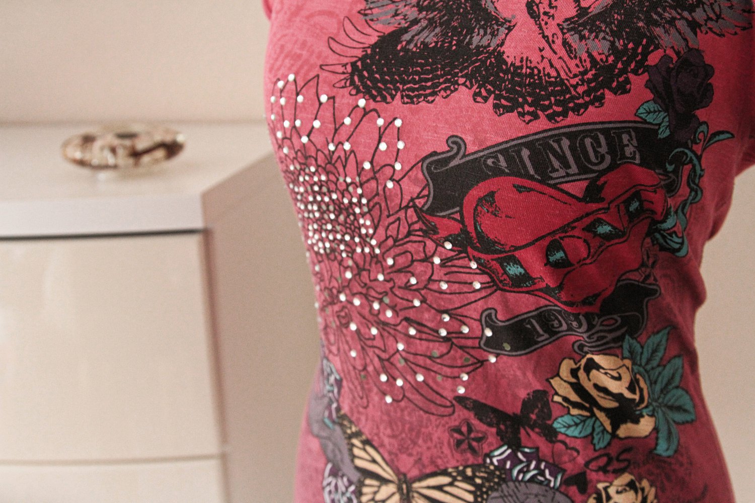 hübsches Shirt mit Strasssteinen, Tattoolook