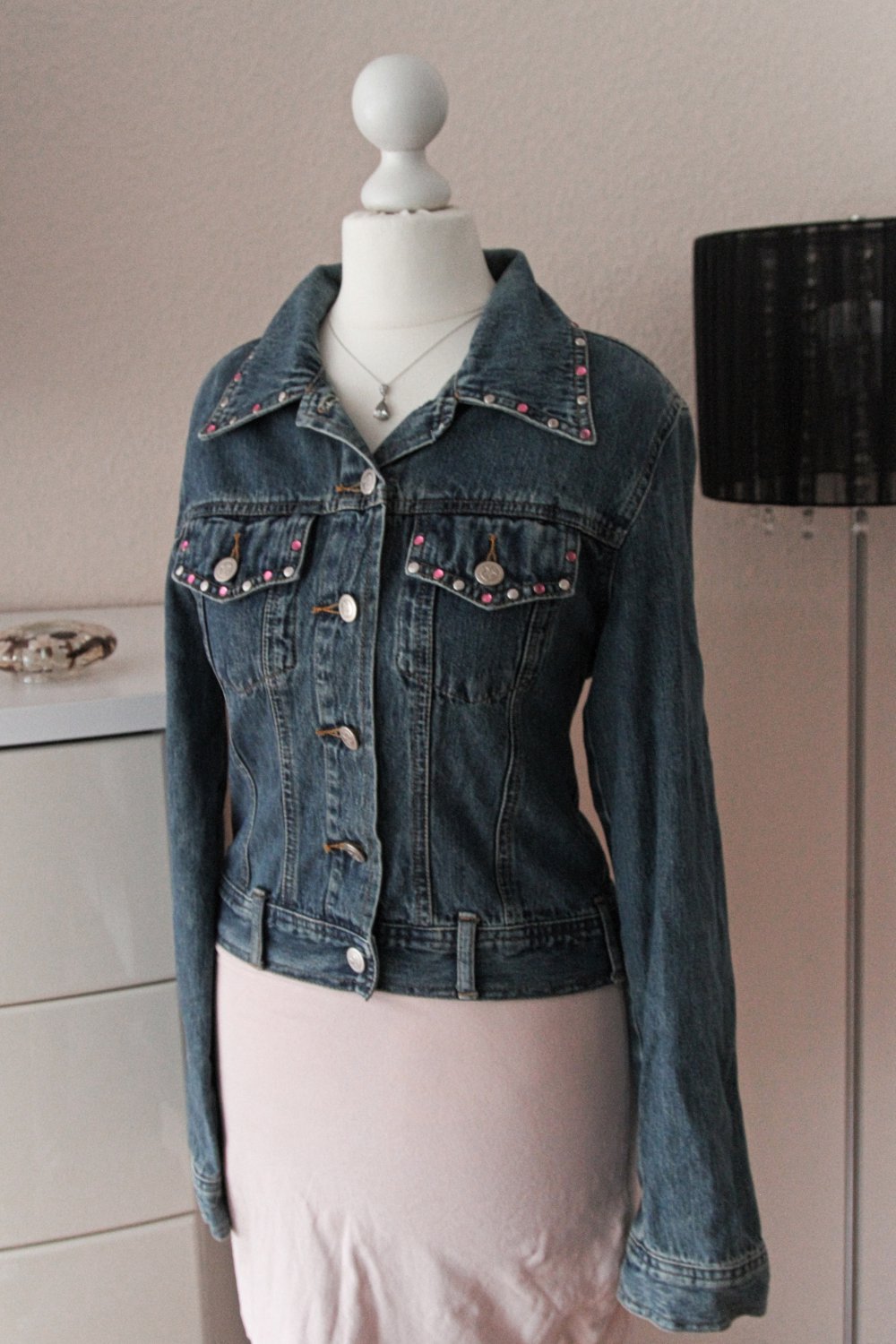 Jeansjacke mit Strasssteinchen / Strasssteinen in weiß und rosa 34 XS