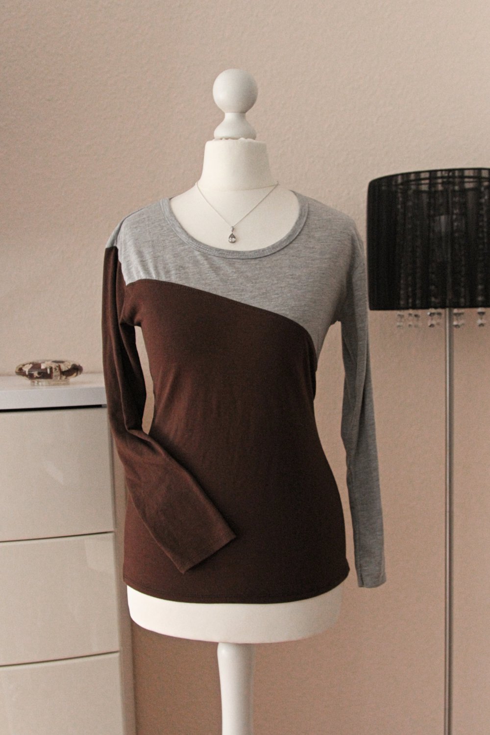 dünner Pullover mit moderner Optik braun und grau schräg geteilt