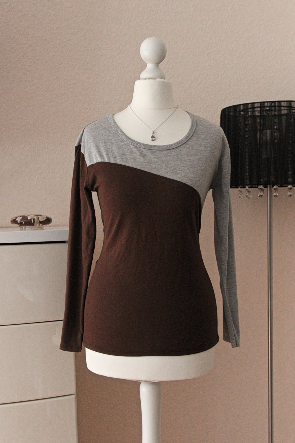 dünner Pullover mit moderner Optik braun und grau schräg geteilt