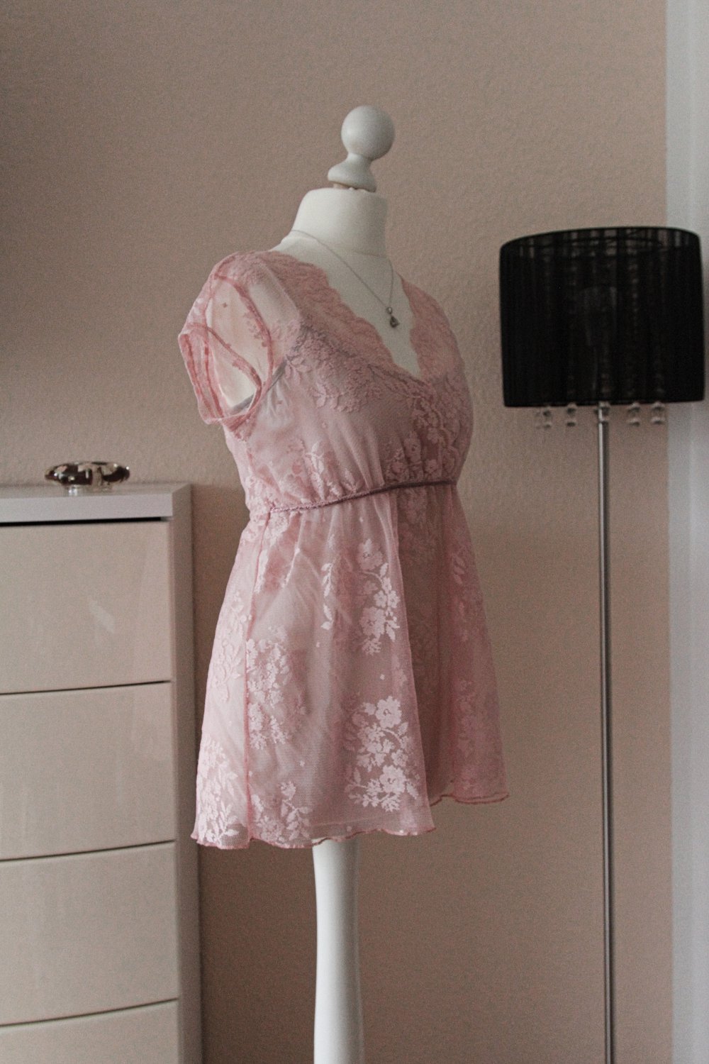 Transparentes Tshirt mit vielen süßen liebevollen Details Stickerei