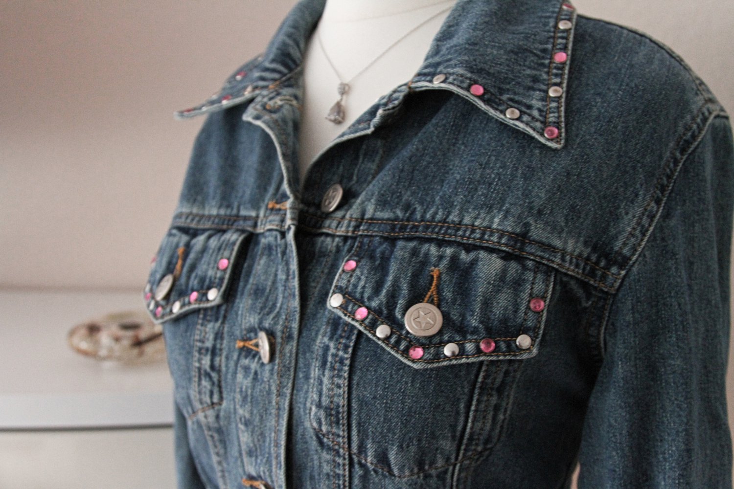 Jeansjacke mit Strasssteinchen / Strasssteinen in weiß und rosa 34 XS
