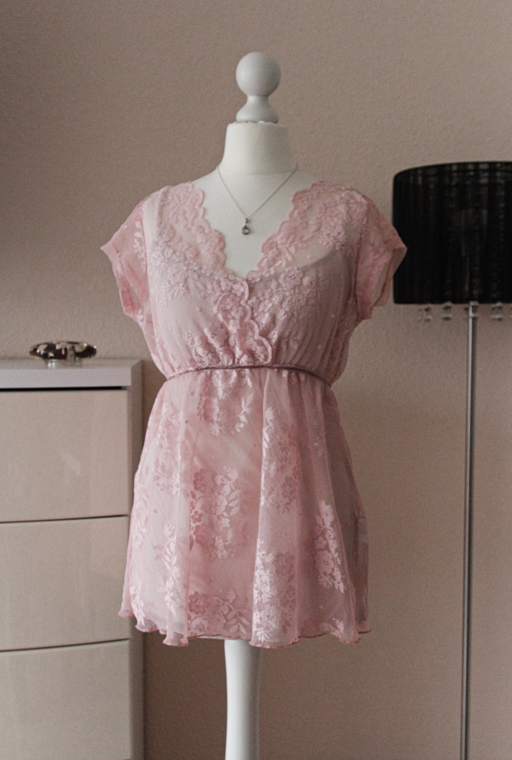 Transparentes Tshirt mit vielen süßen liebevollen Details Stickerei