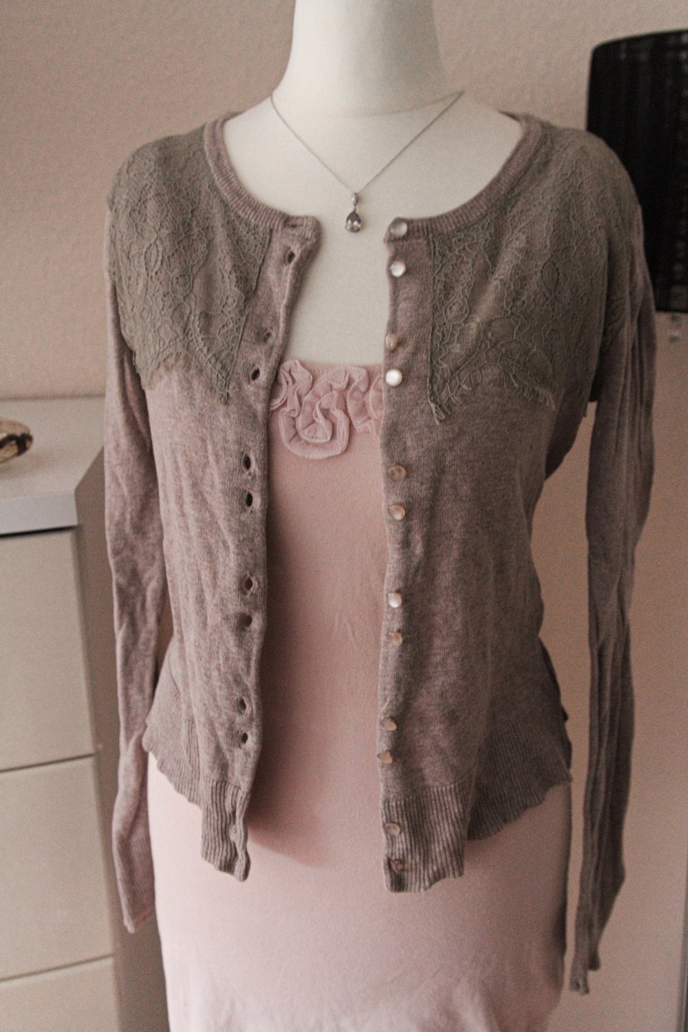 Stickjacke mit hübschen Details / Stickmuster