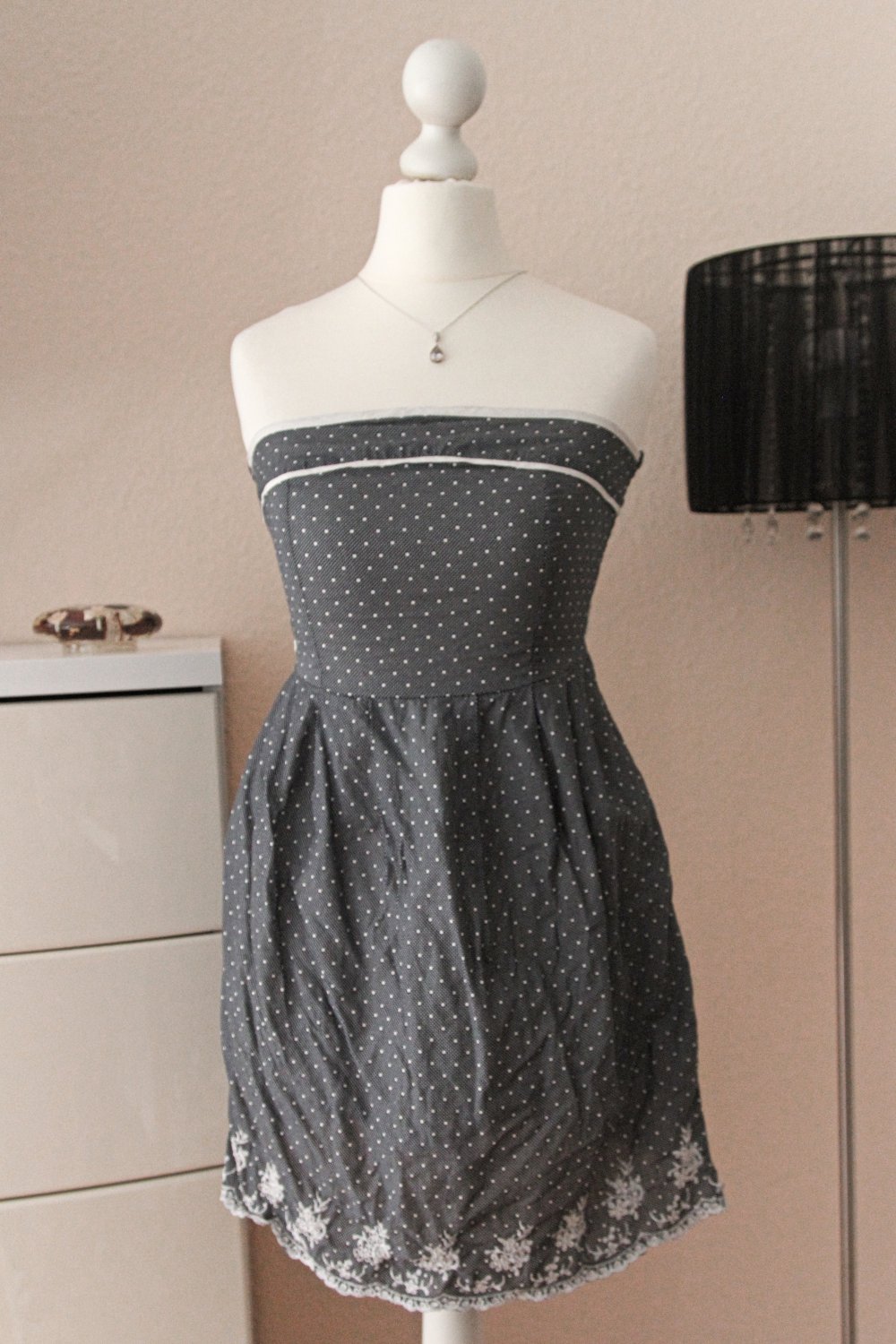 Süßes Kleid mit Punkten und Stickerei 34 XS