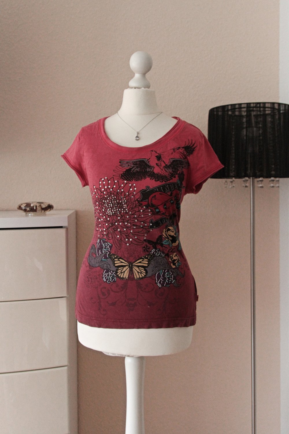 hübsches Shirt mit Strasssteinen, Tattoolook