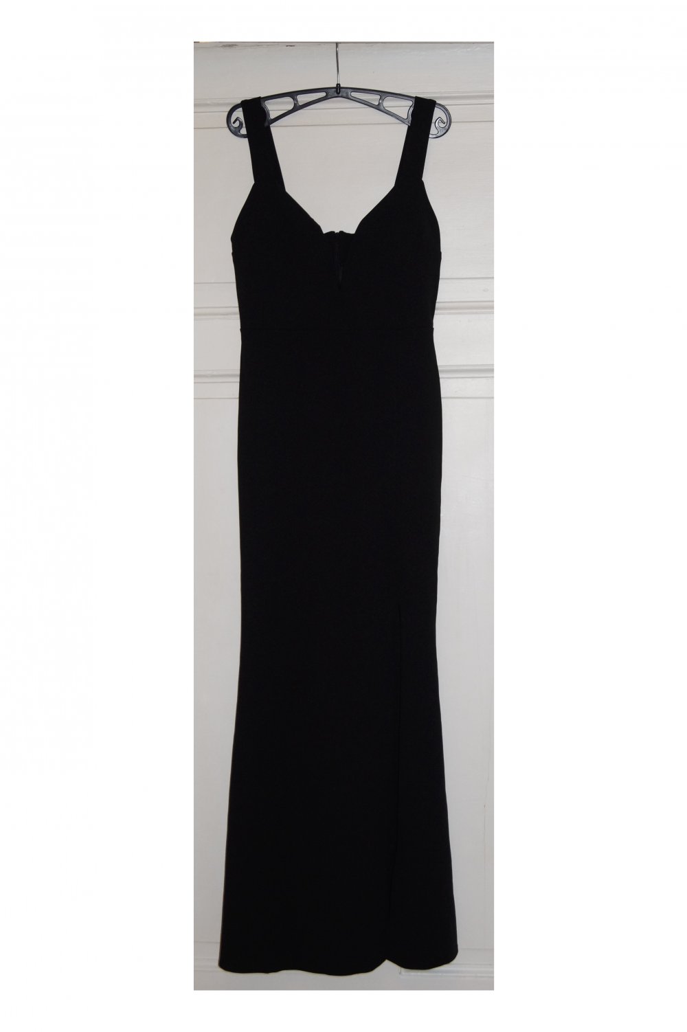 Abendkleid mit tiefem Ausschnitt und Beinschlitz