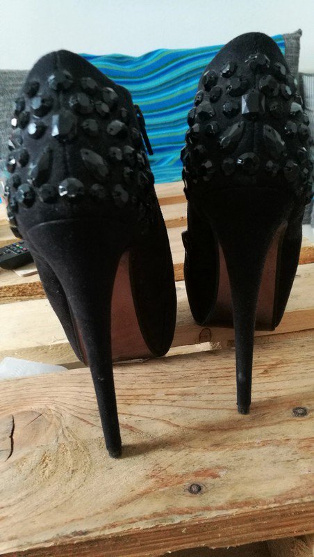 Schwarze highheels mit steinchen