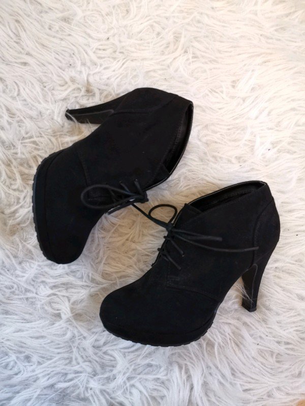 Stiefelette schwarz zum schnüren