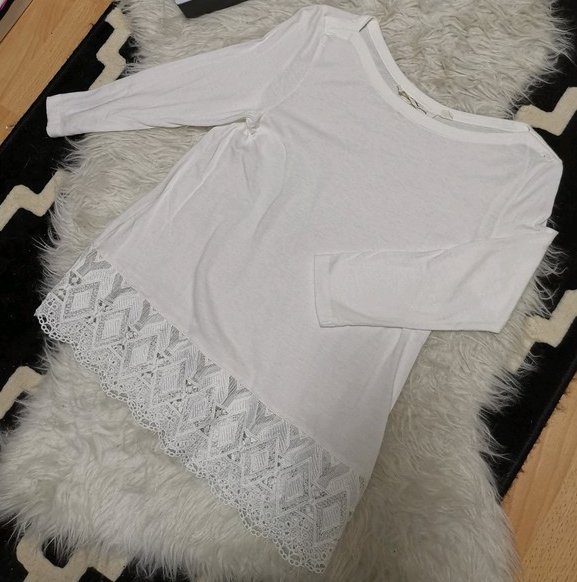 Weißes Oberteil mit Spitze