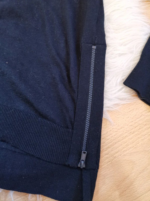 Dunkel blauer pulli mit Reißverschlüssen