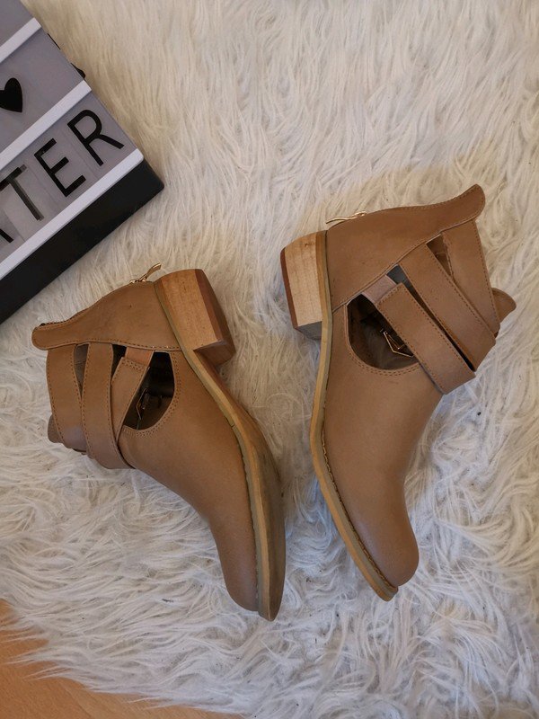 Cut Out Boots / Stieflette