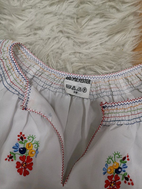 Leichte Bluse mit Glocken Ärmeln und Stick Muster Blumen