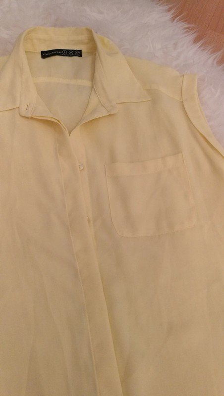 schlichte sonnengelbe Bluse