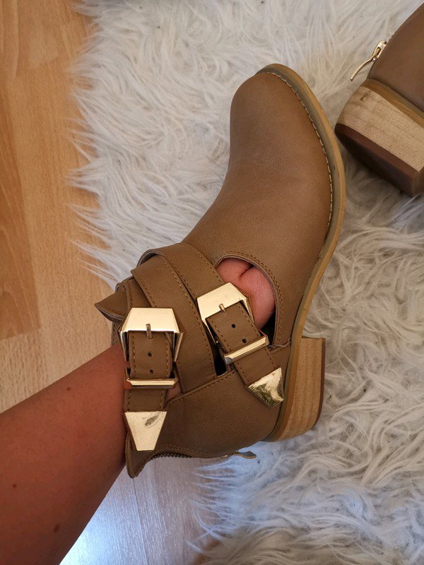 Cut Out Boots / Stieflette