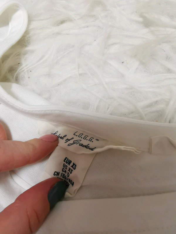 Weißes Oberteil mit Spitze